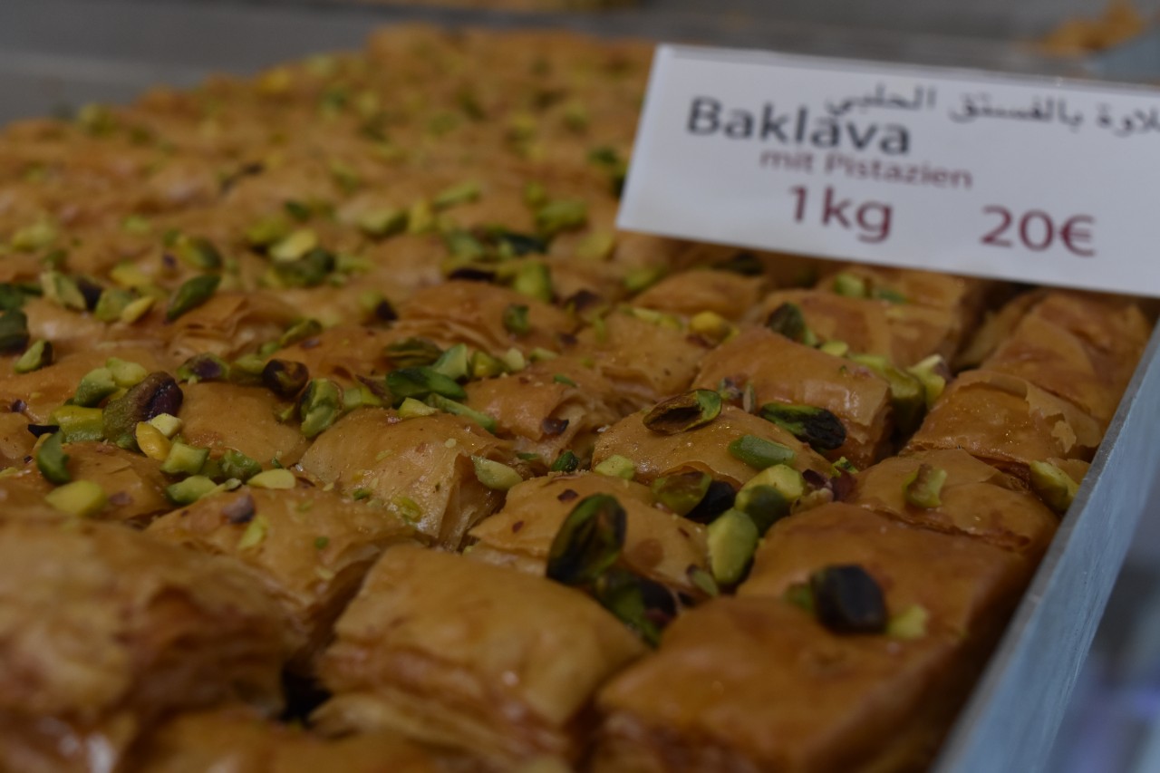 Baklava in verschiedenen Sorten findest du im Süßwaren-Laden Omari.