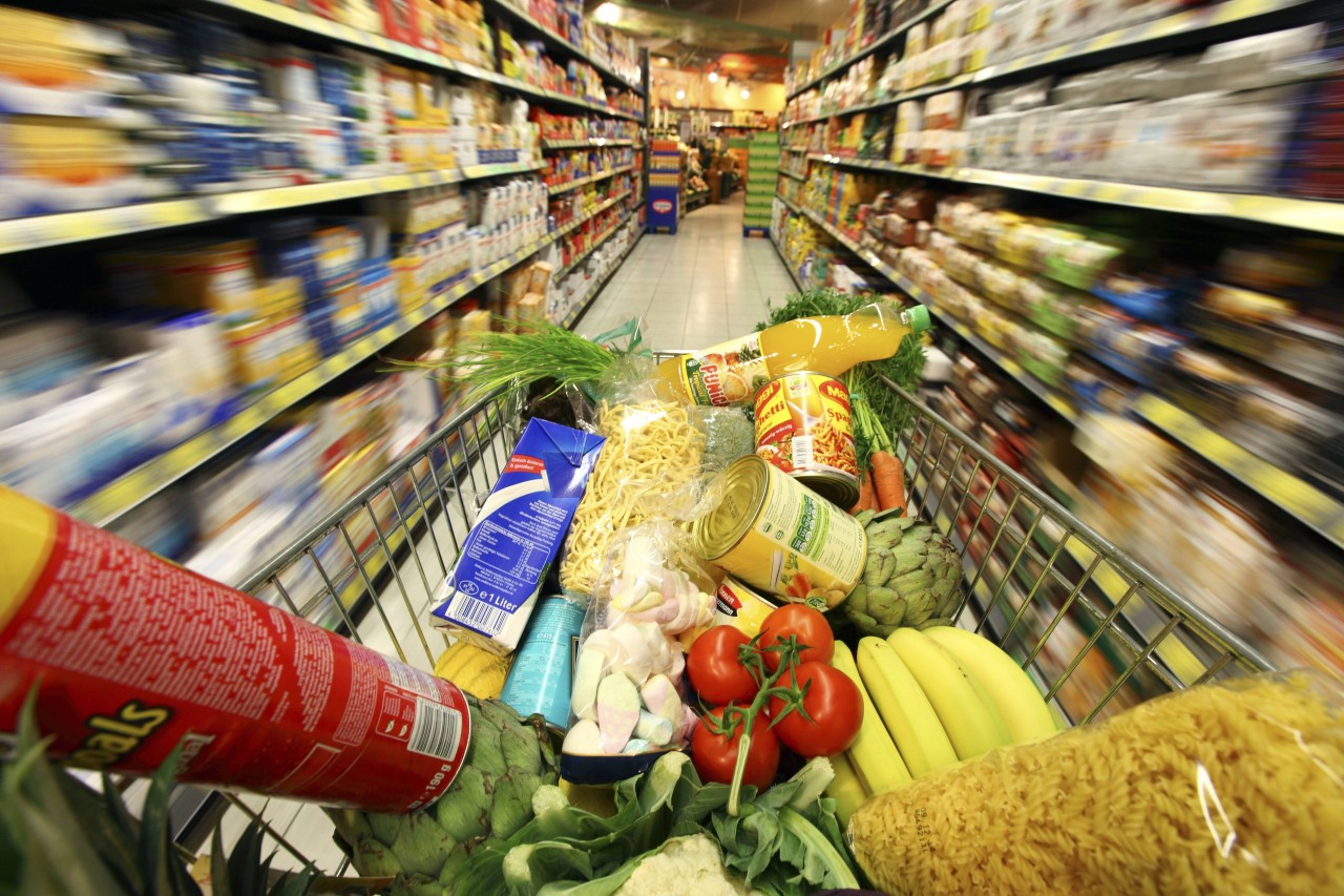 In Supermärkten wie Rewe, Lidl und Co. stehen zahlreiche Produkte, die zur Mogelpackung des Jahres gewählt werden können. (Symbolbild)