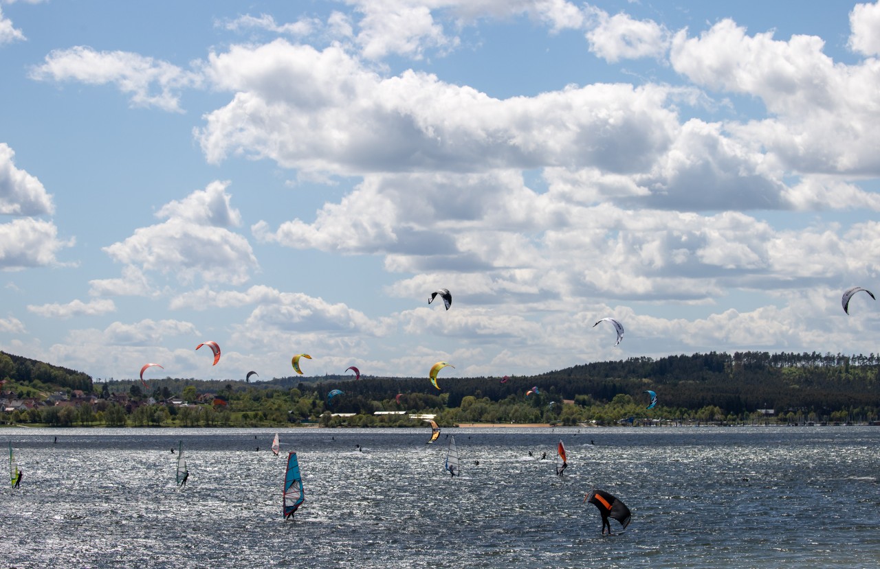 Windsurfer und Kite-Surfer gehen sich auf dem Wasser aus Sicherheitsgründen aus dem Weg. (Symbolbild)