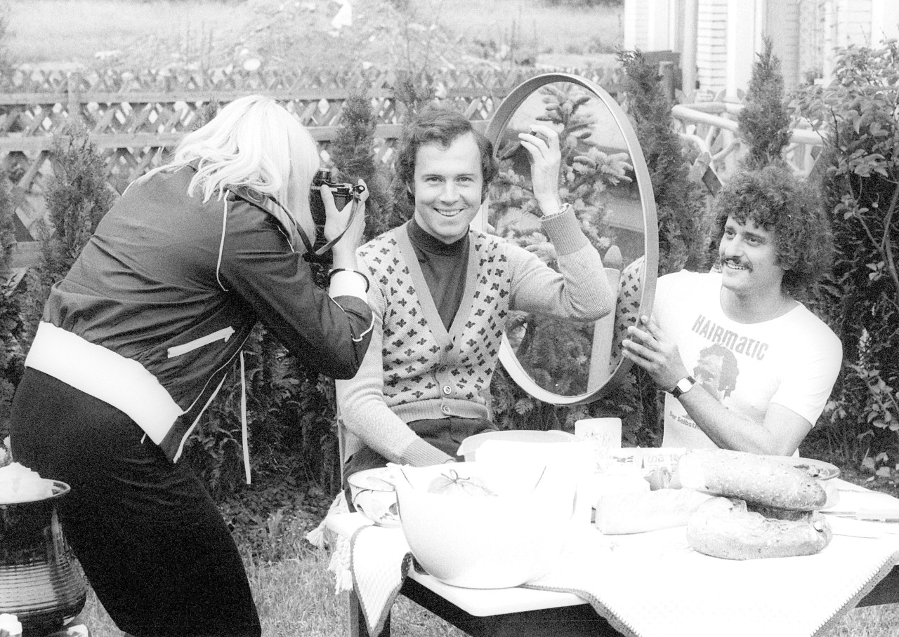 Anfänge des Marketing - Franz Beckenbauer beim Shooting für die Haarschneidemaschine Hairmatic.