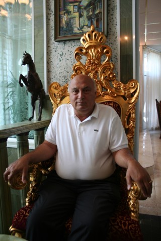 König Kiro, ein Roma-Boss.