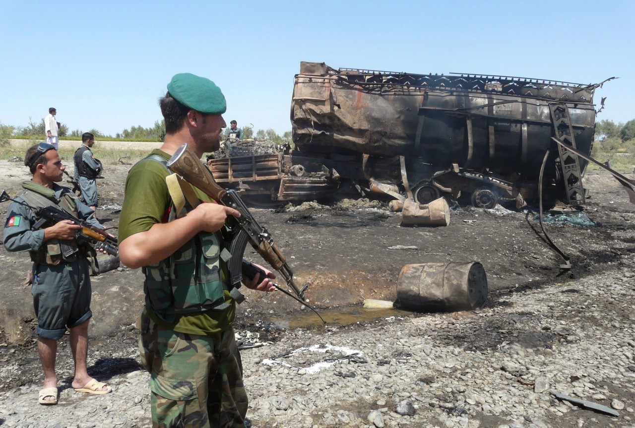 Am 4. September 2009 ließ die Bundeswehr zwei von Taliban entführte Tanklastzüge bombardieren. Dabei starben 140 Menschen, darunter viele Zivilisten.