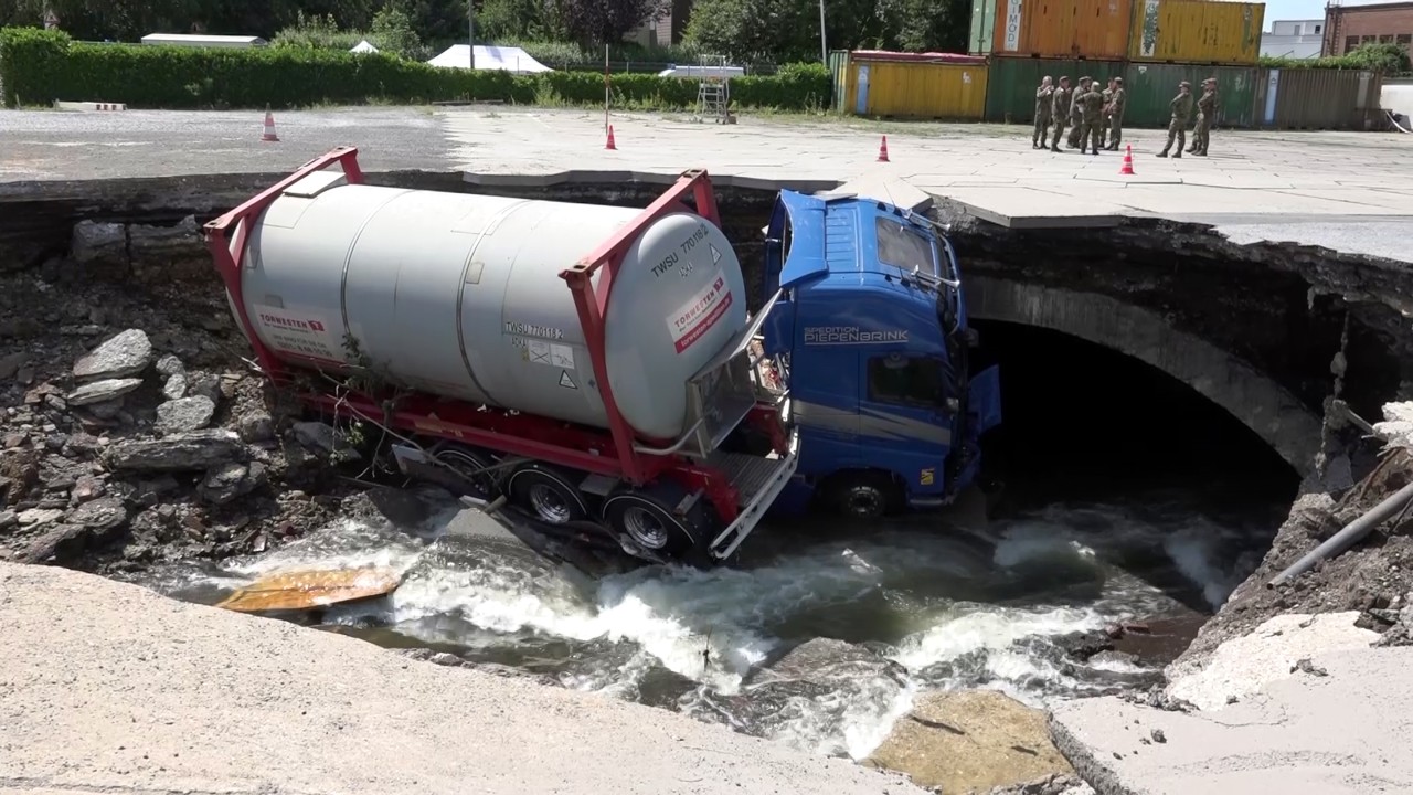 Der Tanklaster in Essen wurde von den Wassermassen mitgerissen. (Archivbild)
