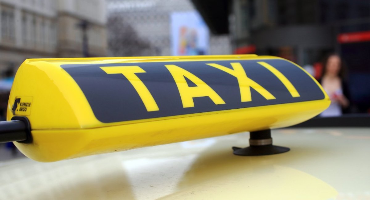 Taxi blinkt rot: Das bedeutet der stille Alarm - und so reagierst du richtig