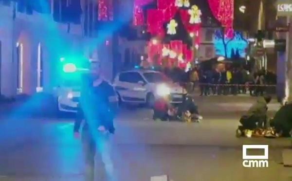 Das Standbild aus einem Video von CMM zeigt am Boden liegende Menschen nahe dem Weihnachtsmarkt in Straßburg.Foto: Uncredited/CMM/dpa 