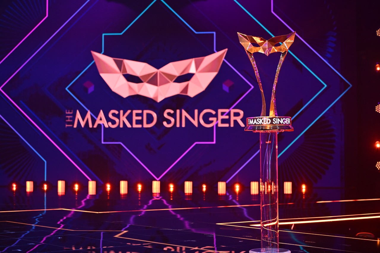 Am Samstag startet das große „The Masked Singer“-Finale. ER wird den Pokal an den Sieger überreichen.