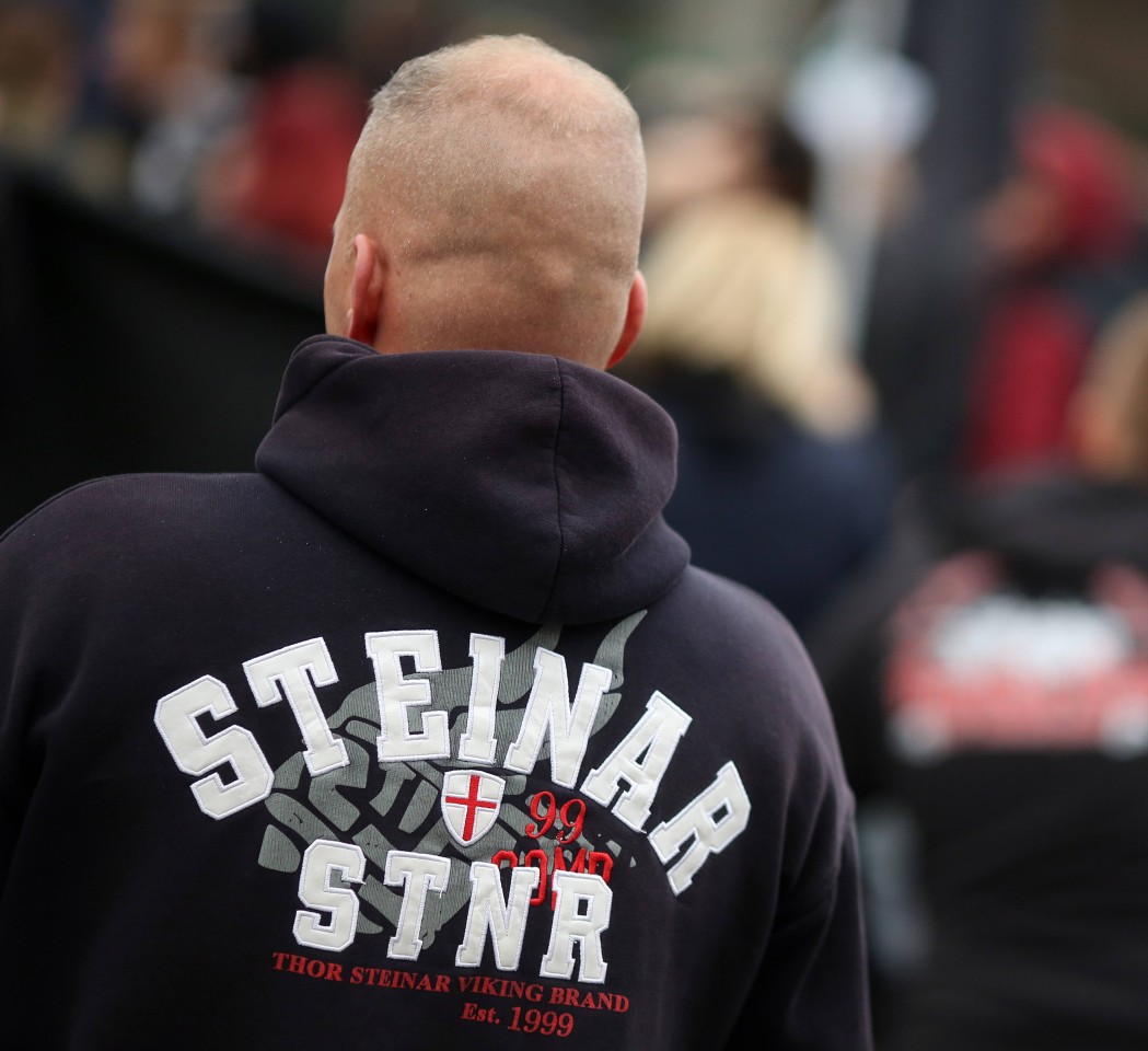 Ein Teilnehmer einer Demonstration der „Hooligans gegen Salafisten“ trägt 2015 in Köln einen Pullover der Marke „Thor Steinar“.