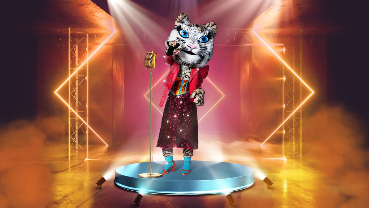 „Der Tiger” tritt in der „The Masked Singer”-Online-Show ohne Konkurrenz an – trotzdem rätseln die Fans fleißig über seine Identität.