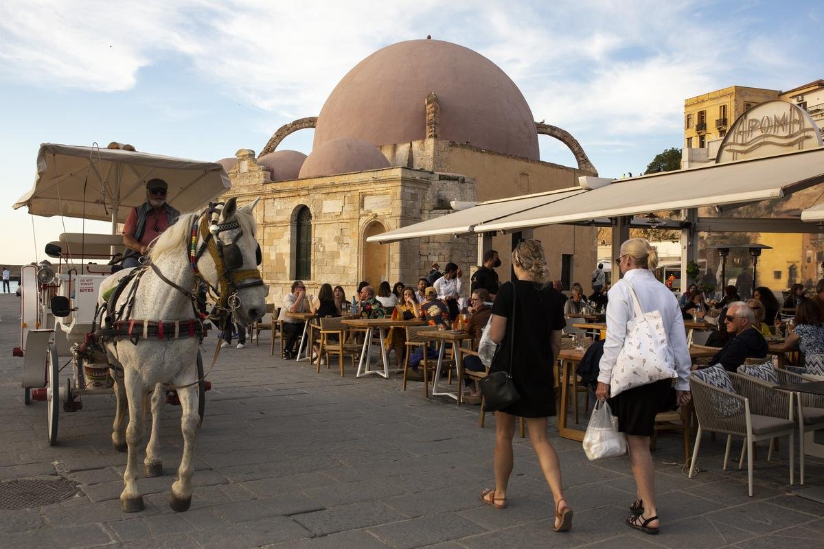 Touristen spazieren am alten Hafen von Chania auf der Insel Kreta. Die rekordverdächtige Inflation und der Ukraine-Krieg scheinen die Reiselust der Menschen in Deutschland nach zwei Corona-Jahren nicht zu dämpfen - im Gegenteil. Reiseveranstalter berichten von kräftig gestiegenen Buchungen für den Sommer, die seit einigen Wochen das Niveau vor der Coronakrise übertreffen.