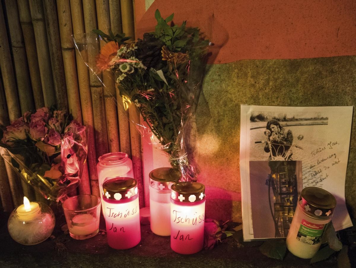 Kerzen und Blumen stehen und liegen vor dem Eingang zum Wohnhaus des gestorbenen Schauspielers Jan Fedder. Am 14.01.2020 soll die Trauerfeier für den im Alter von 64 Jahren in Hamburg gestorbenen Schauspieler in der Hauptkirche Sankt Michaelis (Michel) stattfinden.