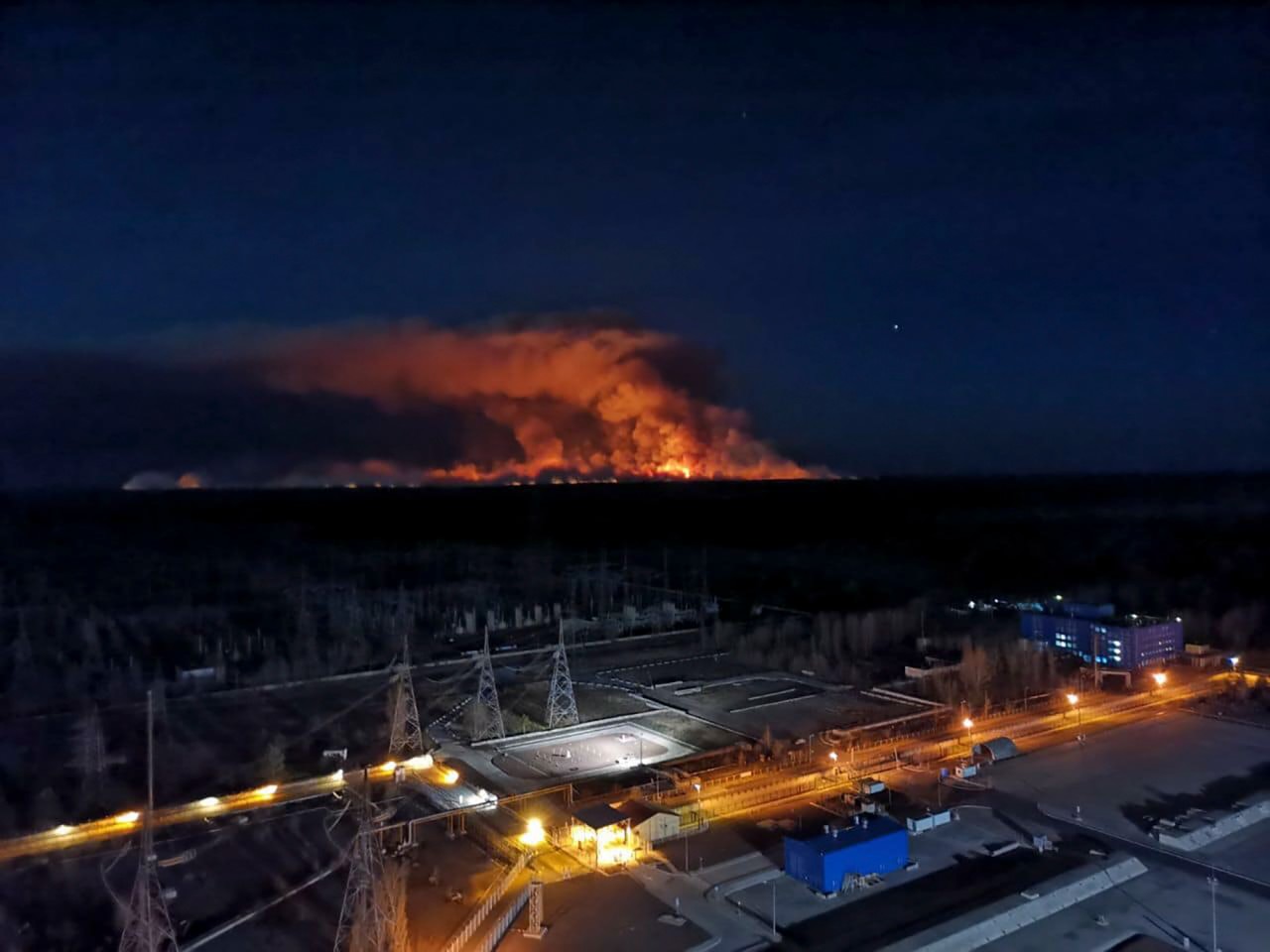 In der von russischen Streitkräften besetzten Zone um die Atomruine Tschernobyl sind scheinbar neue Brände ausgebrochen. Auch 2020 war es hier schon zu Waldbränden gekommen, wie auf dem Foto zu sehen. 