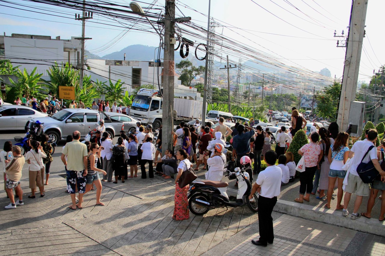 Auf Phuket wurden Einheimische und Touristen nach der Tsunami-Warnung auf höher gelegene Punkte der thailändischen Insel gebracht. 