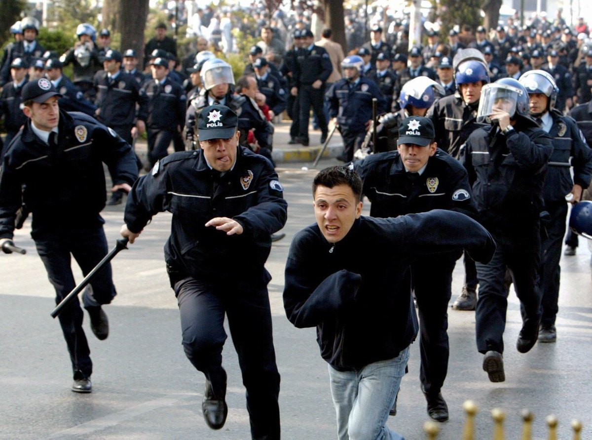 Türkische Polizisten jagen Demonstranten.jpg