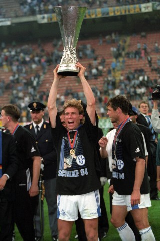 Schalke jubelt 1997 über den Gewinn des UEFA-Cups.