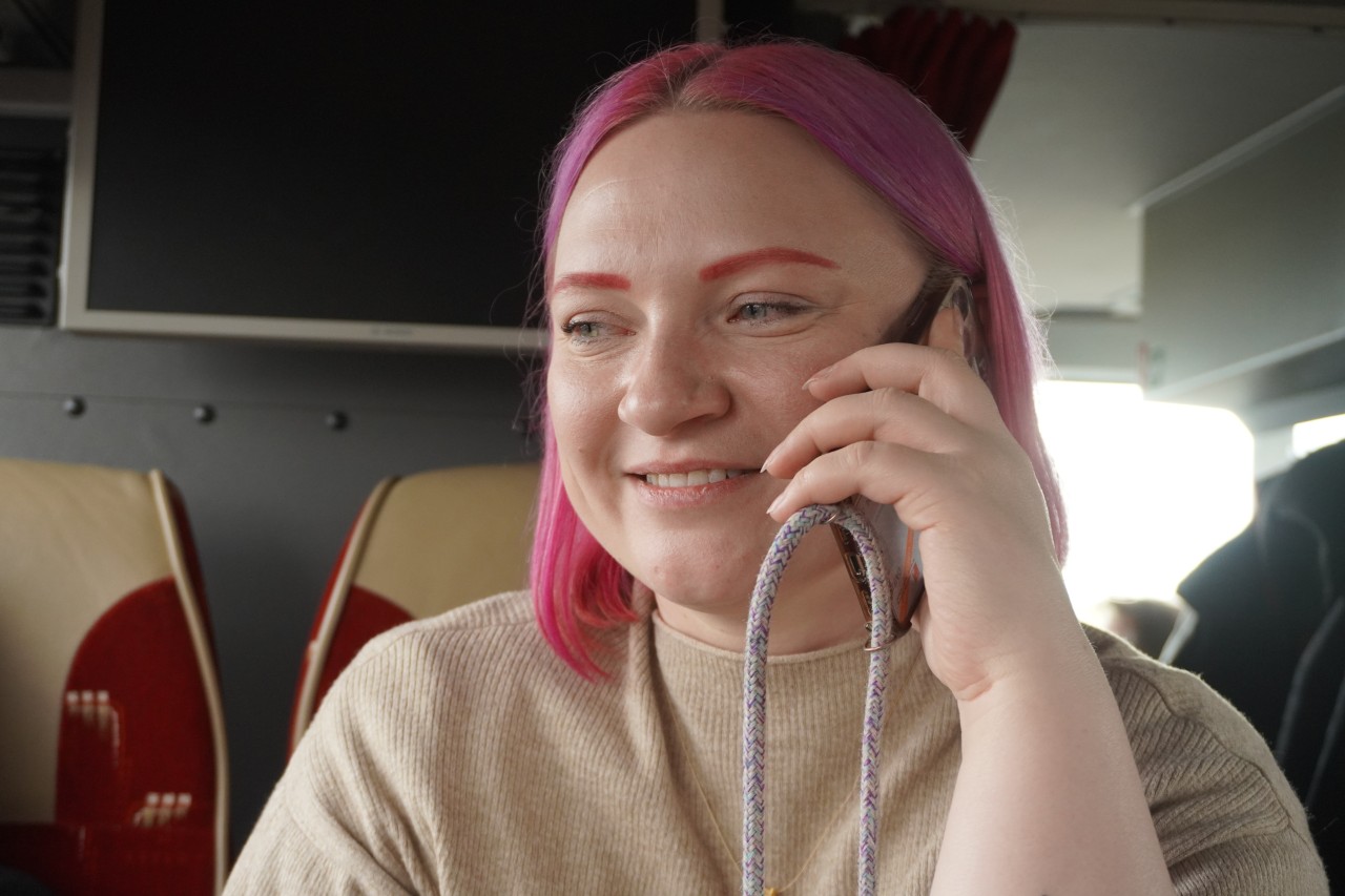 Tatjana Sosin telefoniert mit ihrer Tochter, bevor sie in die Ukraine fährt.