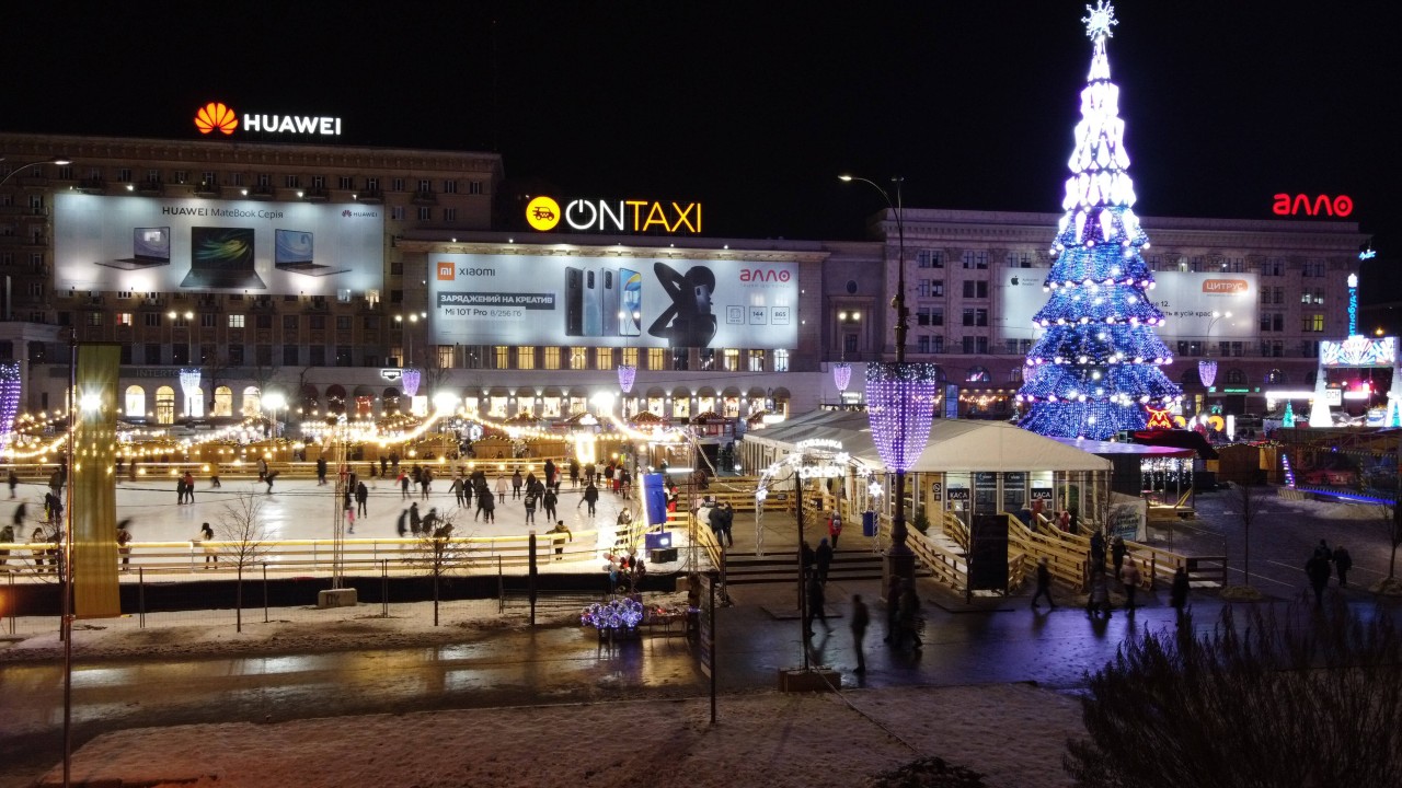 Ukraine: Ein Bild zur Weihnachtszeit vom Freiheitsplatz in Charkiw. Nun offenbart sich hier jedoch ein trauriger Anblick.