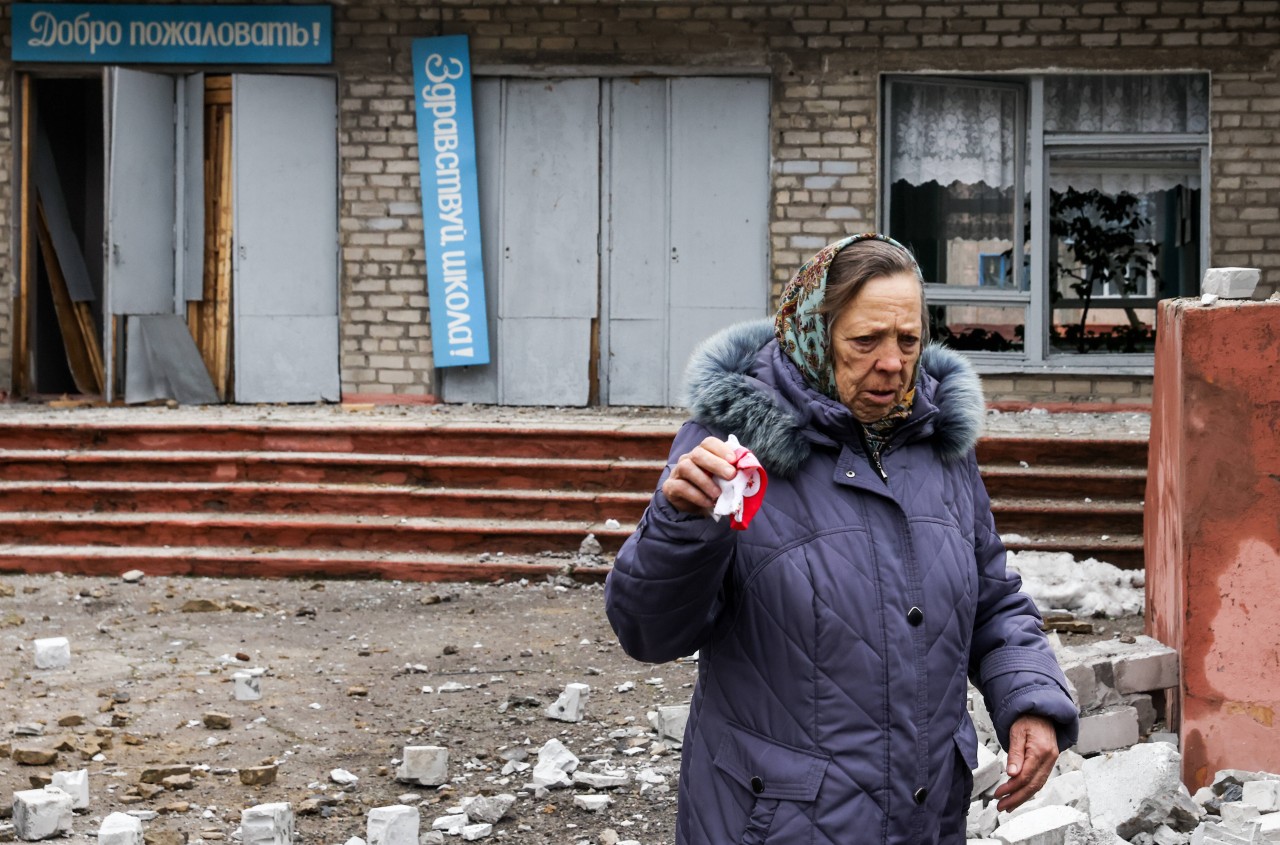 Eine Schule ist in der Ukraine von Granaten getroffen worden. 