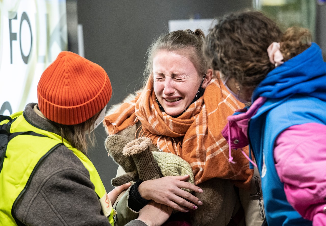Zwei Helferinnen kümmern sich am Berliner Hauptbahnhof um eine Ukrainerin. Ohne Partner, Ehemänner oder Väter (sofern sie unter 60 Jahre sind), reisen viele Frauen alleine oder mit ihren Kindern nach Deutschland. 