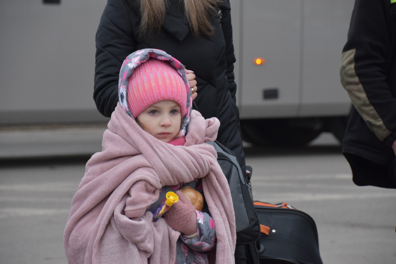 Viele Kinder mussten in die Kälte mit ihren Familien warten. Es ist -1 Grad. 