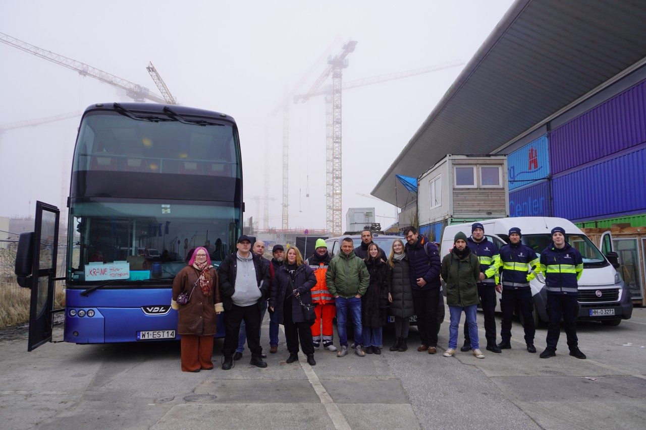 Die Kolonne „Hamburghilft“ vor ihrer Fahrt in die Ukraine.