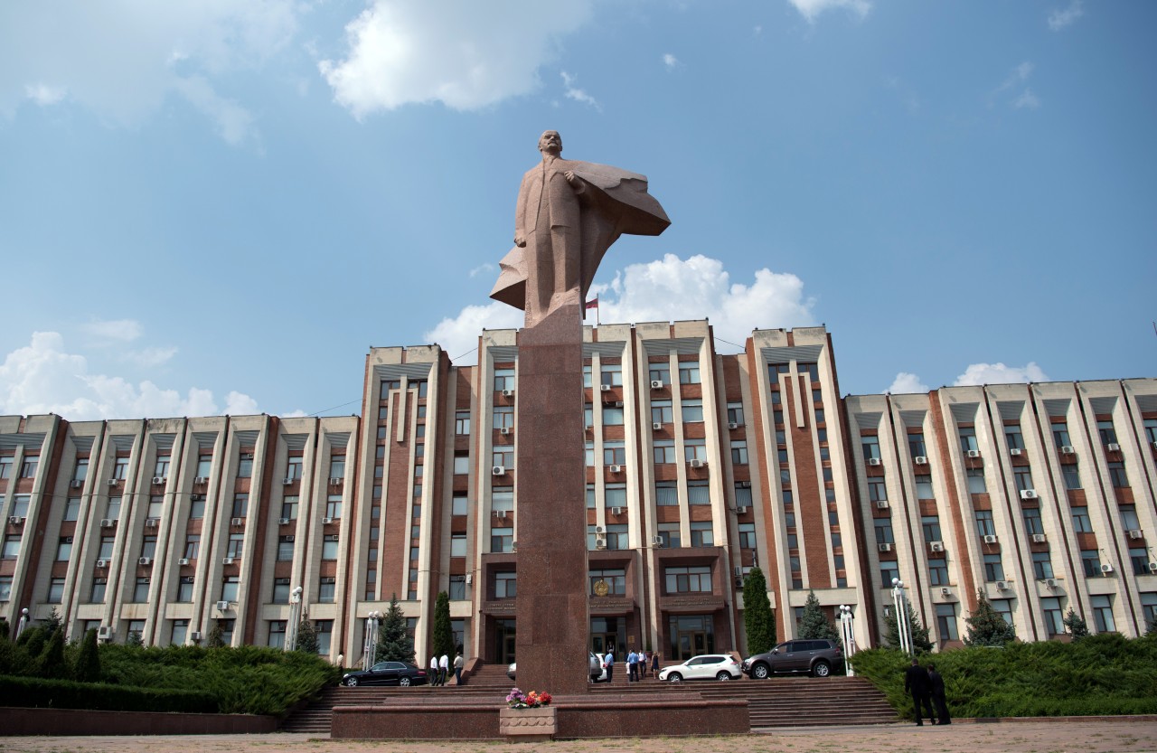Eine Lenin-Statue steht vor dem Sitz des Parlaments in Tiraspol. Der Konflikt um das moldauische, international nicht anerkannte Separatistengebiet Transnistrien zählt zu den ältesten auf Ex-Sowjetgebiet.