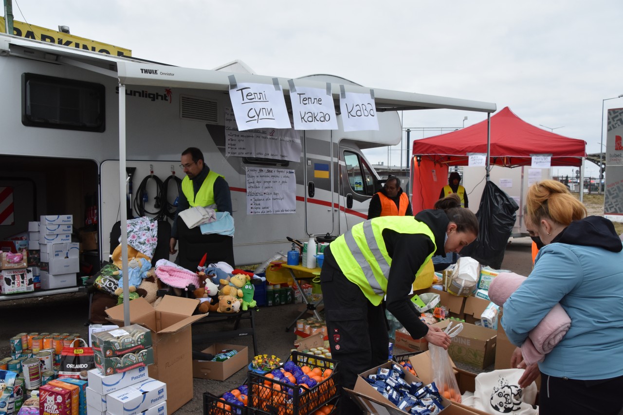 Ehrenamtliche Helfer versorgen die Ukraine-Flüchtlinge mit warmen Getränken und Lebensmitteln.
