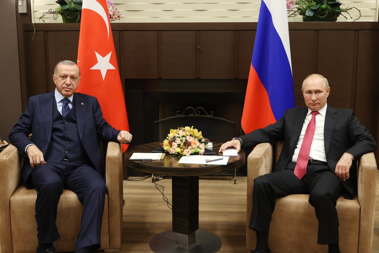 Der Schein trügt: Erdogan und Putin sind sich längst nicht in allen Punkten einig, stehen in verschiedenen Konflikten sogar als Gegner gegenüber. (Archivfoto)