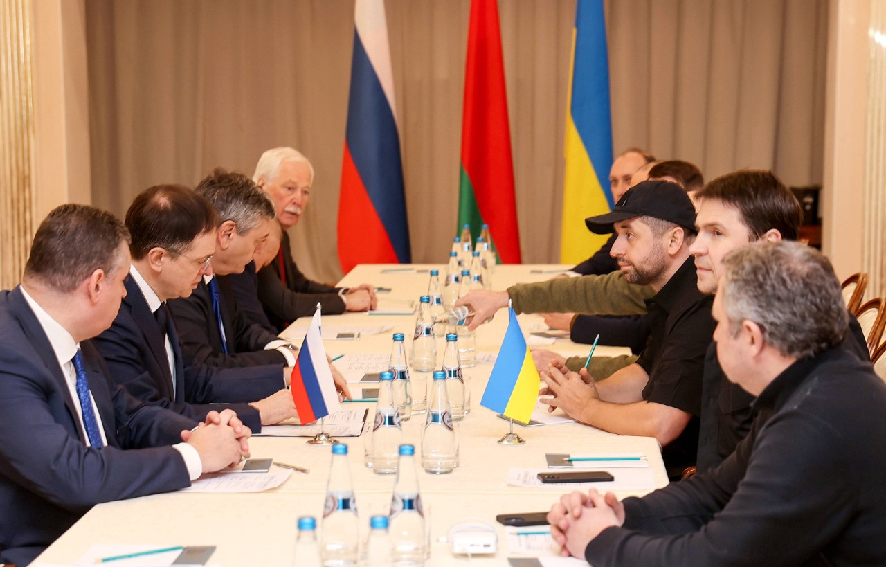 Die russische (links) und die ukrainische Delegation kurz vor Beginn der Verhandlungen in Belarus.