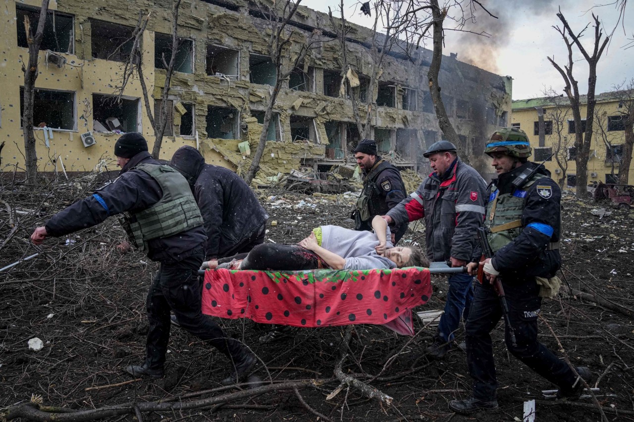 Ukraine-Krieg: Eine Hochschwangere wird am 9. März 2022 (nach dem Bombardement auf eine Kinderklinik) in Mariupol gerettet – jetzt ist sie tot.
