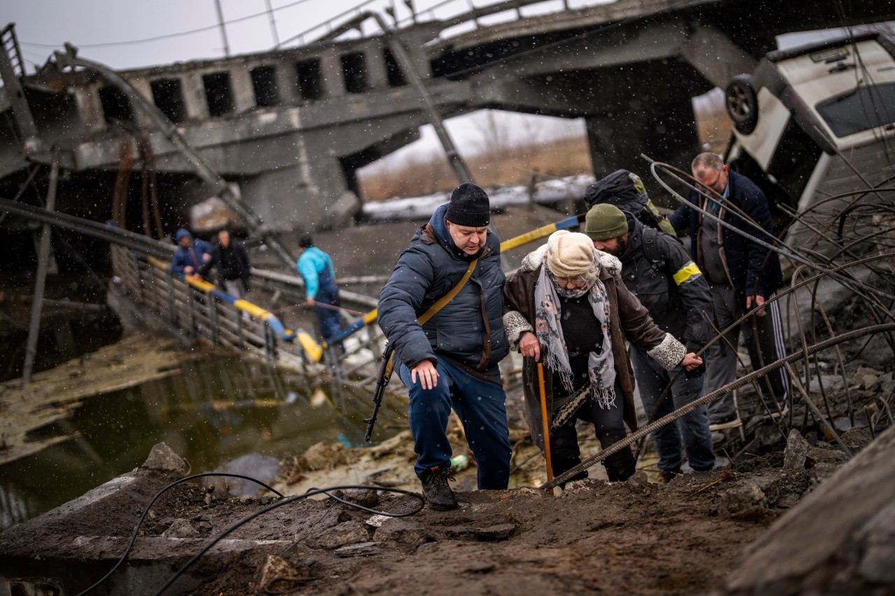 Ukraine: In der Nacht von Mittwoch auf Donnerstag kam es zu einigen Explosionen in der Hauptstadt Kiew, hier ist eine Brücke am Stadtrand zerstört.