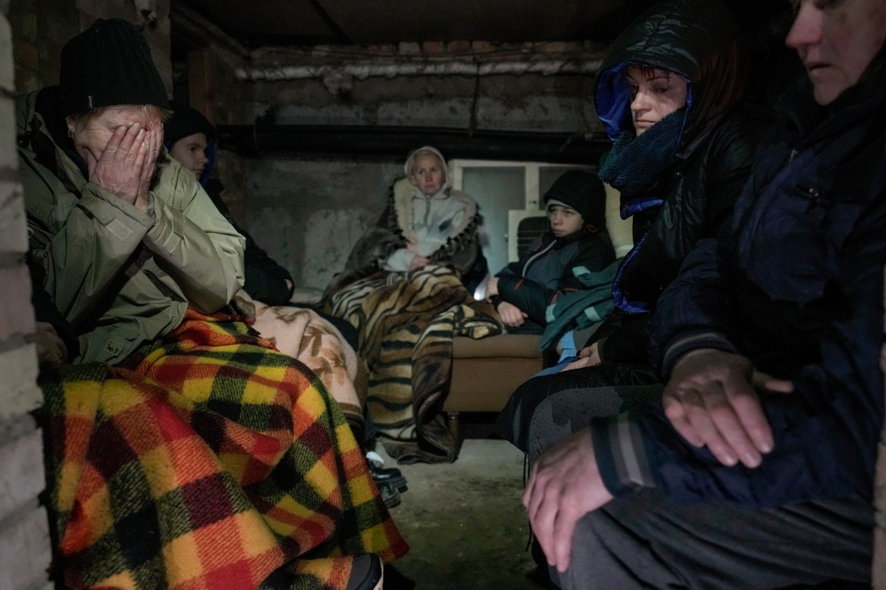 Ukraine-Krieg: Menschen suchen in Kellern Schutz vor russischen Luftangriffen – droht ihnen nach einem möglichen Sieg Putins noch Schlimmeres?