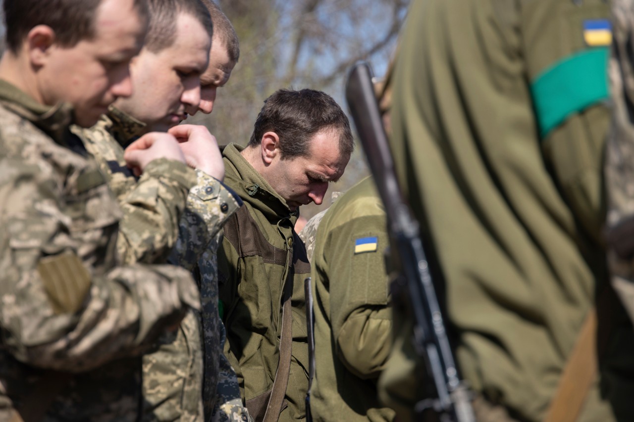 Ukraine-Krieg: Ukrainische Soldaten während eines Oster-Gottesdienstes am letzten Sonntag.