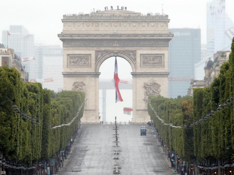 Um den Triumphbogen herum sollen Fußgänger mehr Platz bekommen. Das gehört zu den Vorhaben einer großangelegten Umgestaltung der Pariser Prachtstraße Champs-Élysées.