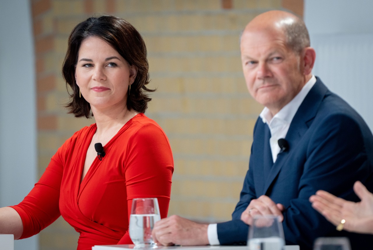 Bei einer aktuellen Umfrage zur Bundestagswahl ist Olaf Scholz mit der SPD Annalena Baerbock von Bündnis 90/Die Grünen dicht auf den Fersen. 