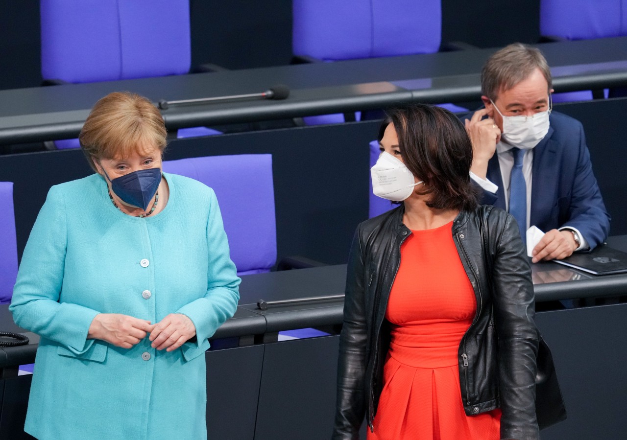 Wollen Kanzlerin Angela Merkel (l.) beerben: Annalena Baerbock und Armin Laschet