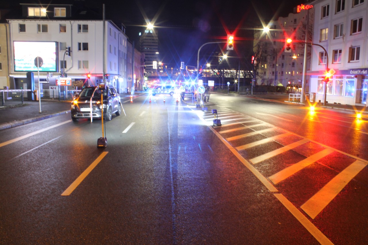 Fataler Verkehrsunfall in Bochum! Fußgänger schwebt in Lebensgefahr!