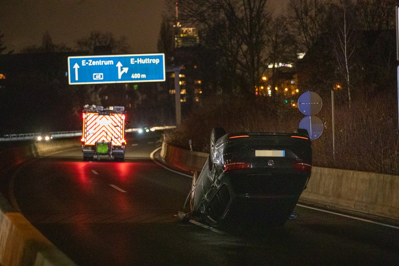 Unfall auf der A40 in Essen: Auto landet auf dem Dach. 