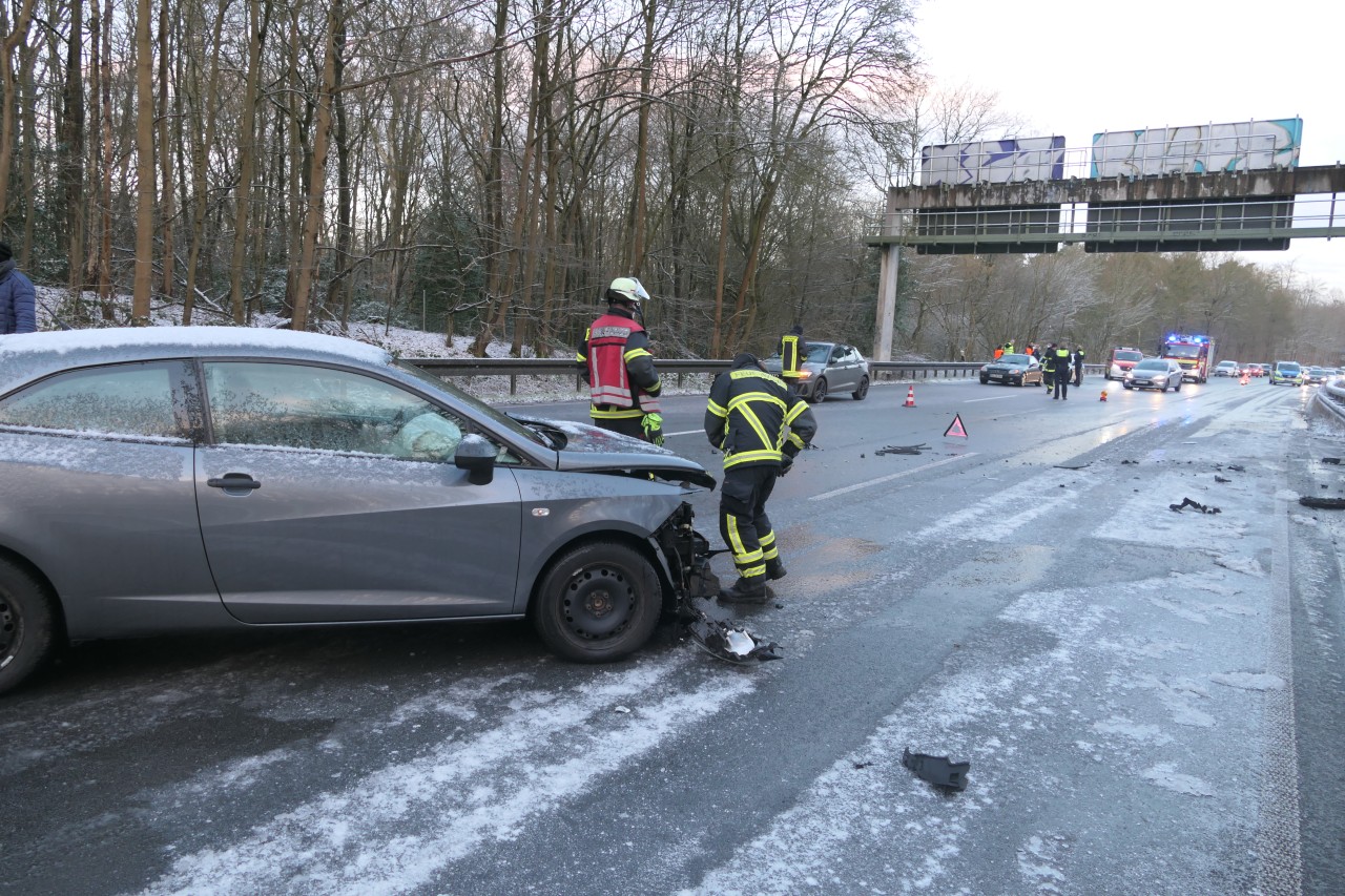 A45 in Dortmund: Mehrere hundert Meter der Fahrbahn mussten gesperrt werden.