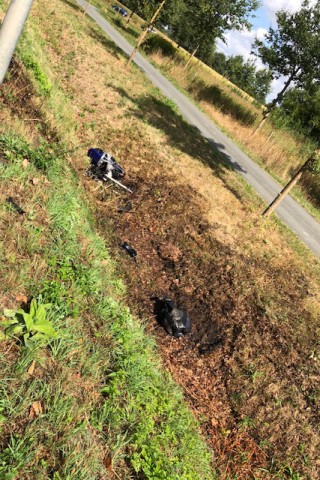Nach dem Unfall fing das Motorrad Feuer und setzte eine Böschung in Brand.