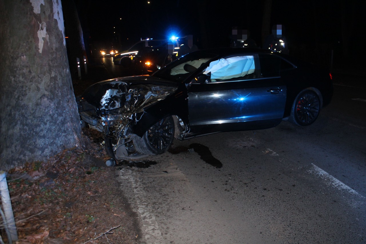 Unglaublich, was ein Beifahrer dieses Unfallwagens nach dem Crash getan hat!