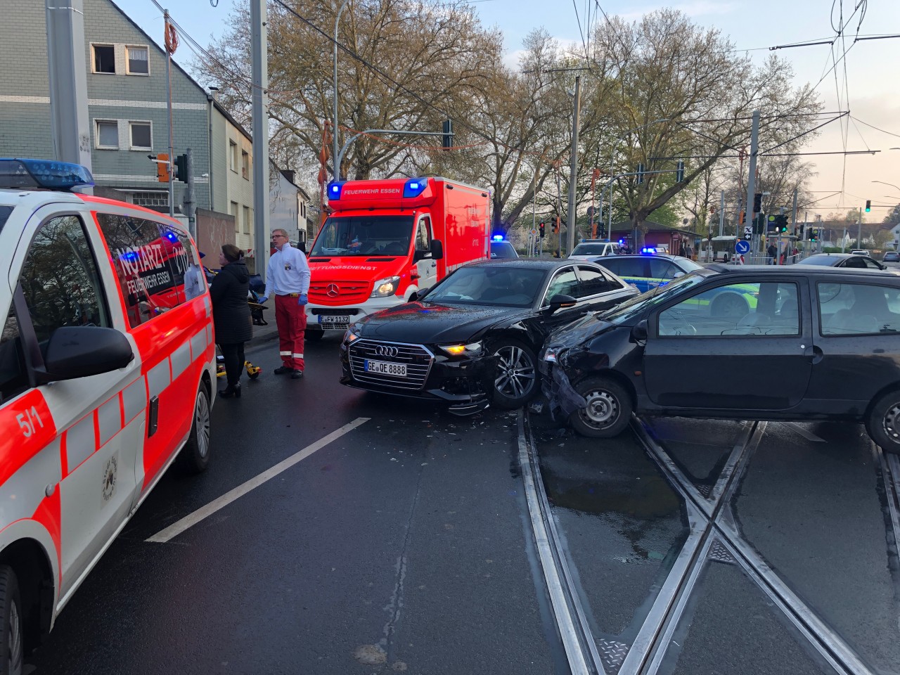 Auf der Gelsenkirchener Starße sind zwei Autos ineinander gekracht.