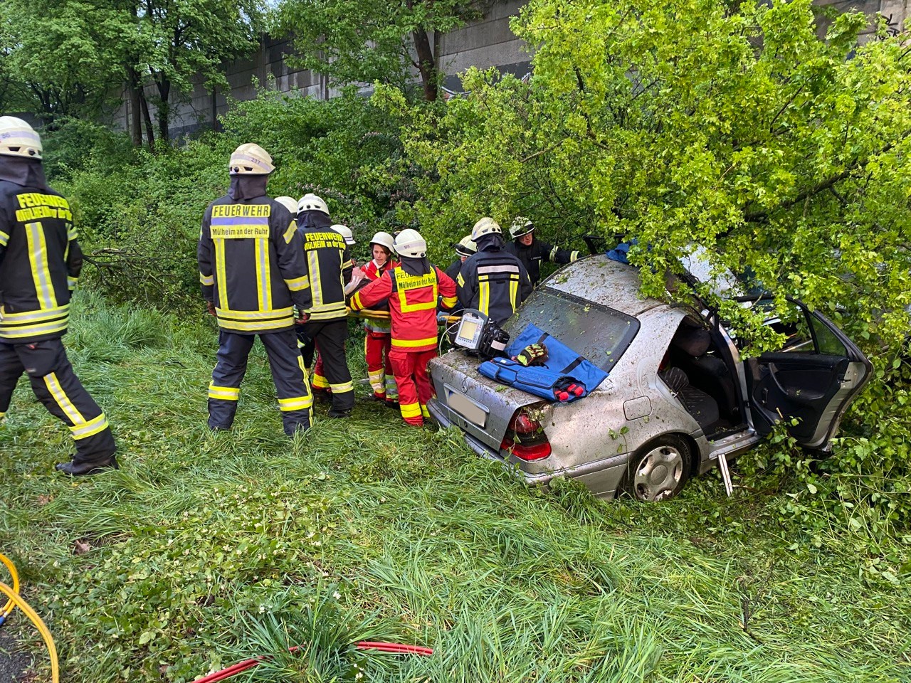 Mülheim: Schwerer Verkehrsunfall auf der Autobahn. Eine Person wurde eingeschlossen und schwer verletzt.