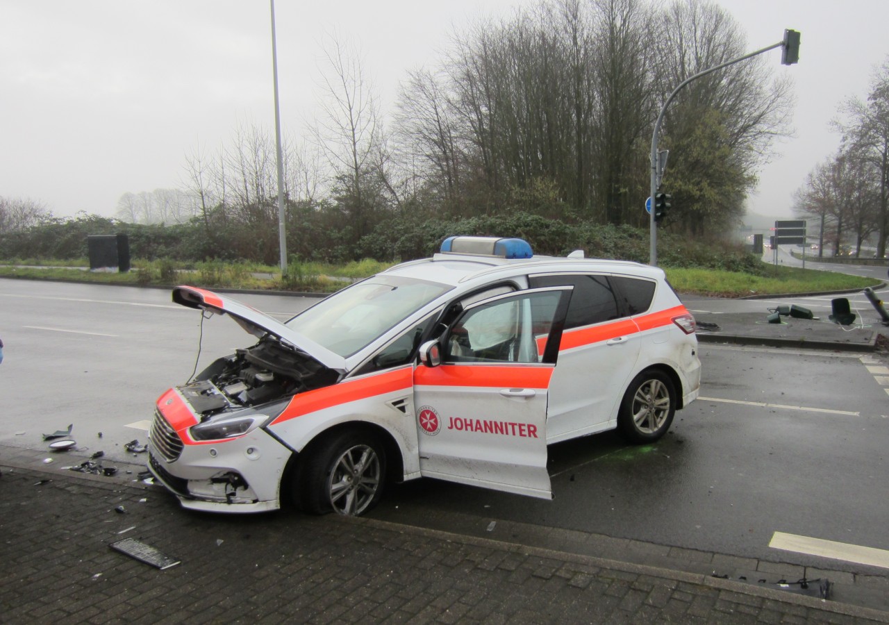 Das nach dem Unfall ziemlich demolierte Fahrzeug der Johanniter. 