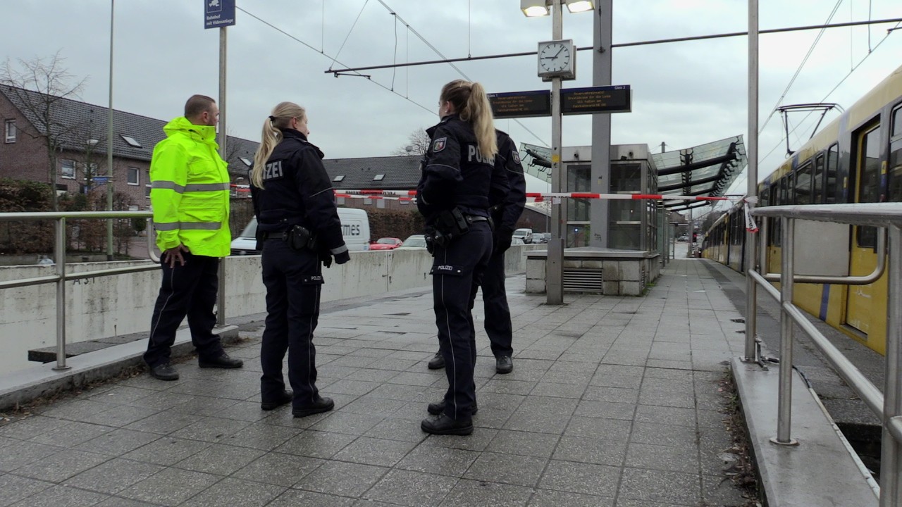 Die Polizei hat den U-Bahnhof zur Aufnahme des Unfalls komplett gesperrt.