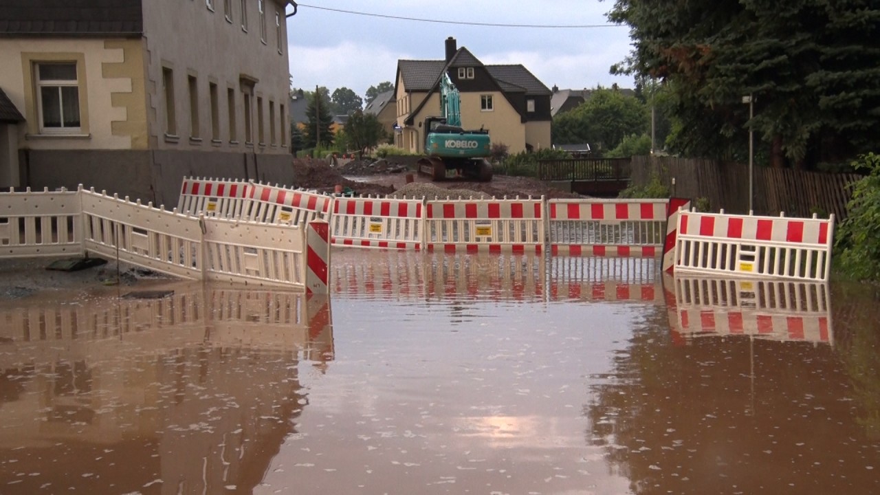 In Sachsen hat Starkregen zu Überschwemmungen geführt.