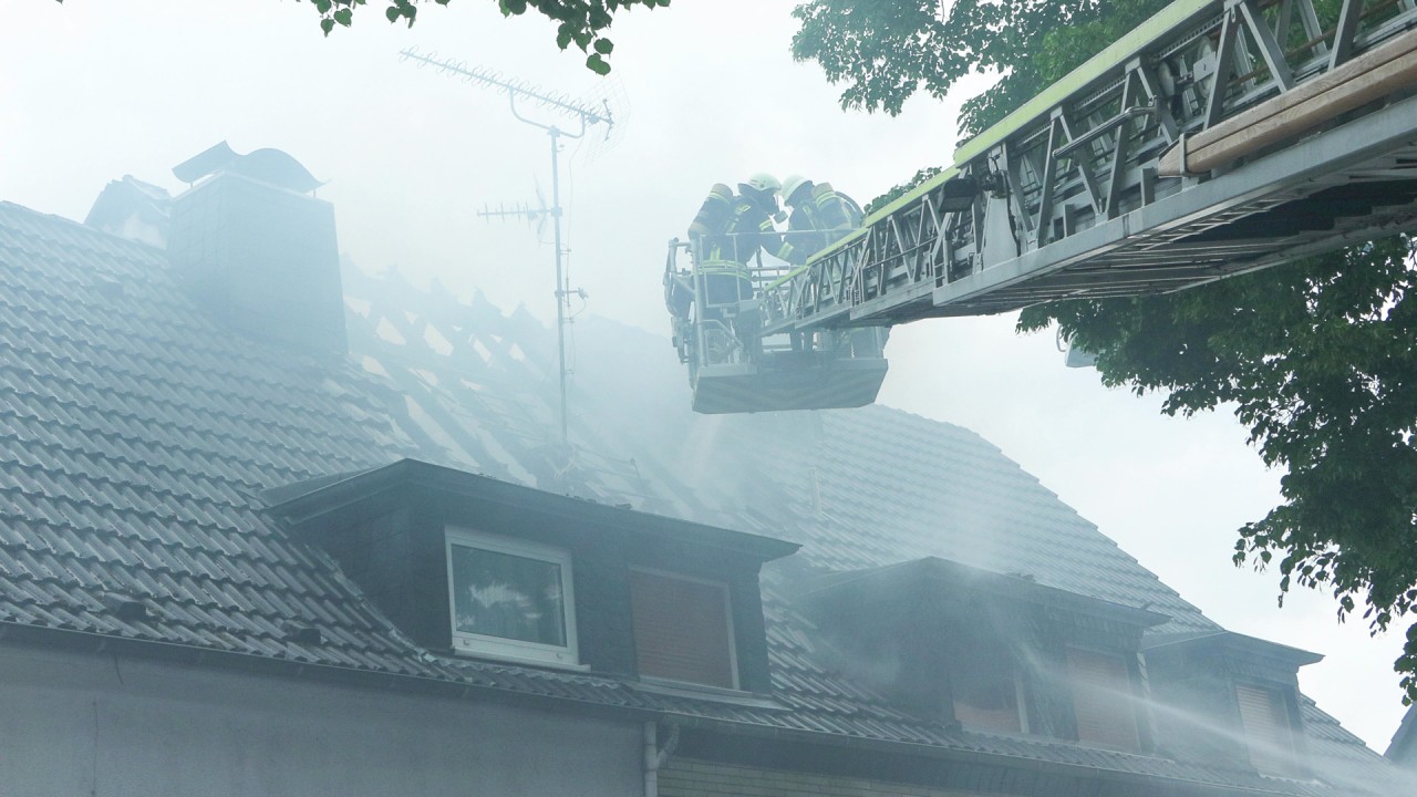 Unwetter in NRW: Die Feuerwehr Leverkusen musste dieses Haus nach einem Blitzschlag löschen.