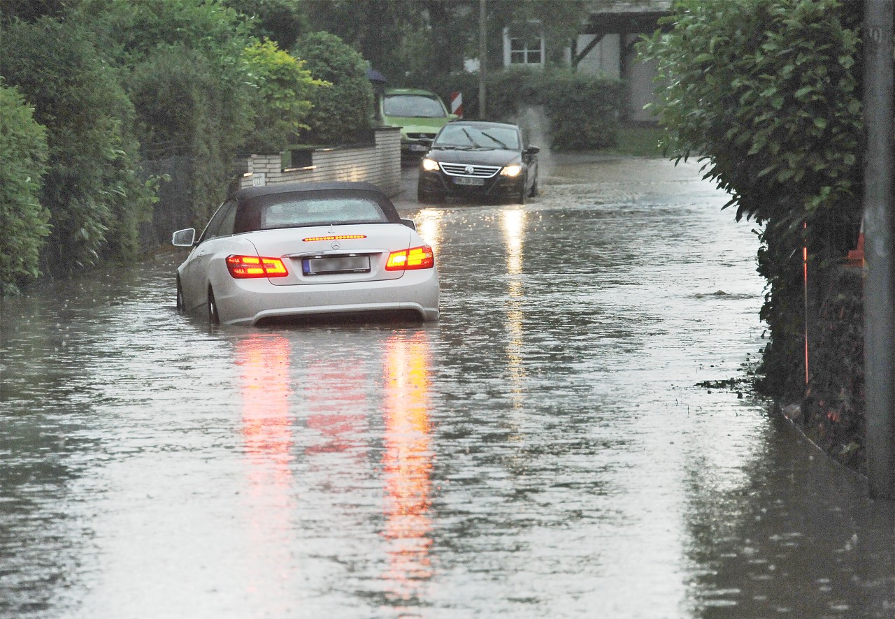 Unwetter und Starkregen in Mülheim haben Straßen unter Wasser gesetzt. 