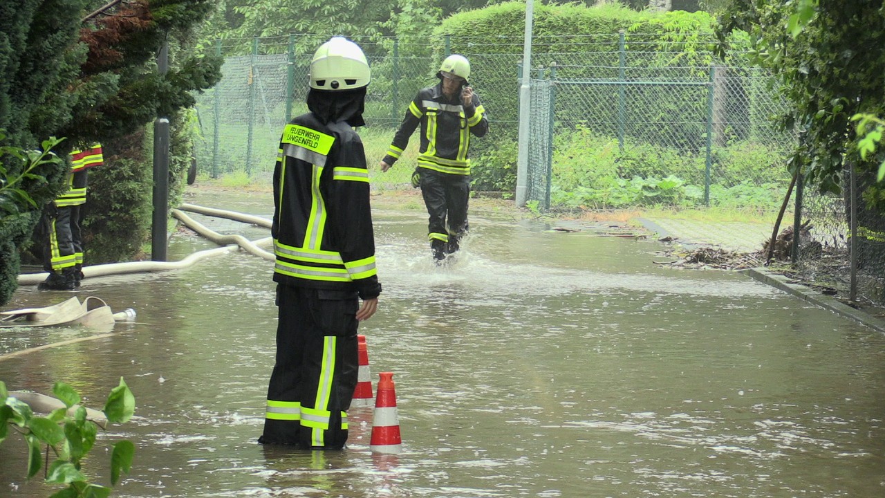 Auch in Langenfeld gab es heftige Überschwemmungen: Die Feuerwehr war bis in die Nacht im Einsatz.