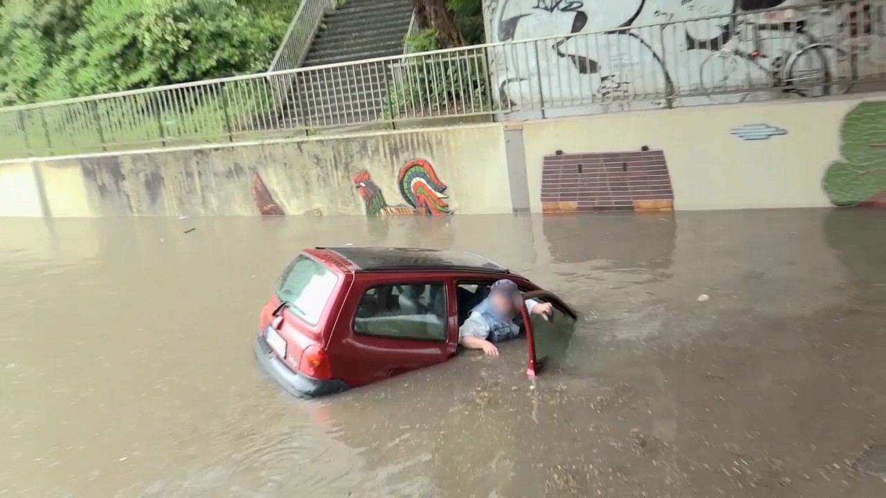 Auto-Insassen in Not: In einer Unterführung in Oberhausen stand das Wasser so hoch, dass dieser Wagen darin versank.  (Foto: ANC)