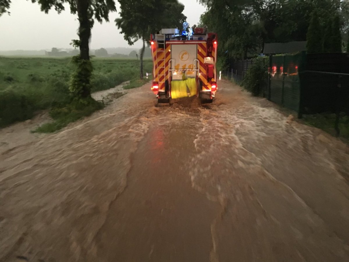 Unwetter am Niederrhein Straßen überflutet Bild Marc Wolko.jpg